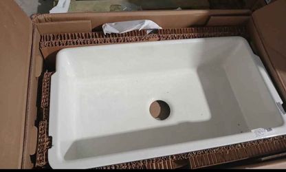 KOHLER Pepin Farmhouse apron front 33-in x 18.25-in Cast iron Single bowl Kitchen Sink in biscuit R26103-96
NEW OPEN BOX ITEM WITH COSMETIC DAMAGE 
KI