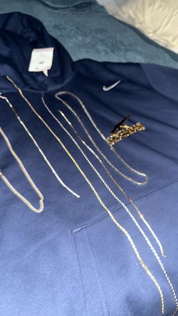 Sweaters/ necklace