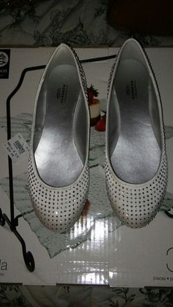 Ladies nwt unforgettable moments satin shoes with faux diamond accents sz8.5.flats no heel