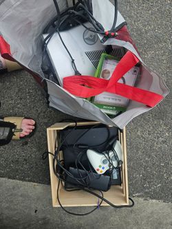 2 Xbox 360 games and controller