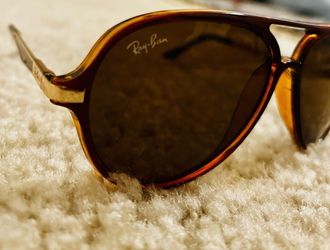 Authentic Ray-Ban Women’s Sunglasses - Like New - Classic Style with box