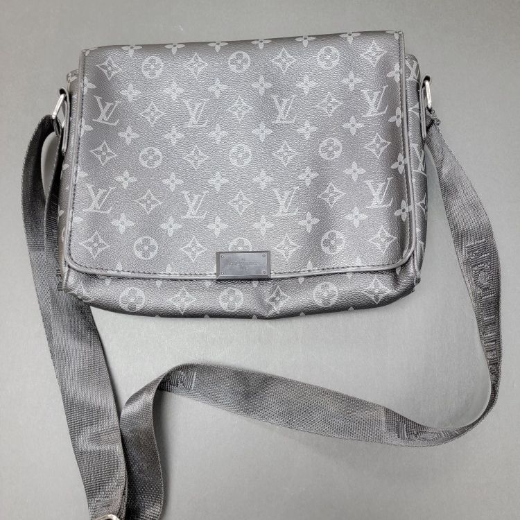 Louis Vuitton Damier Graphite Messenger Bag PM CA0220 - VWG 319446 for Sale  in Dallas, TX - OfferUp