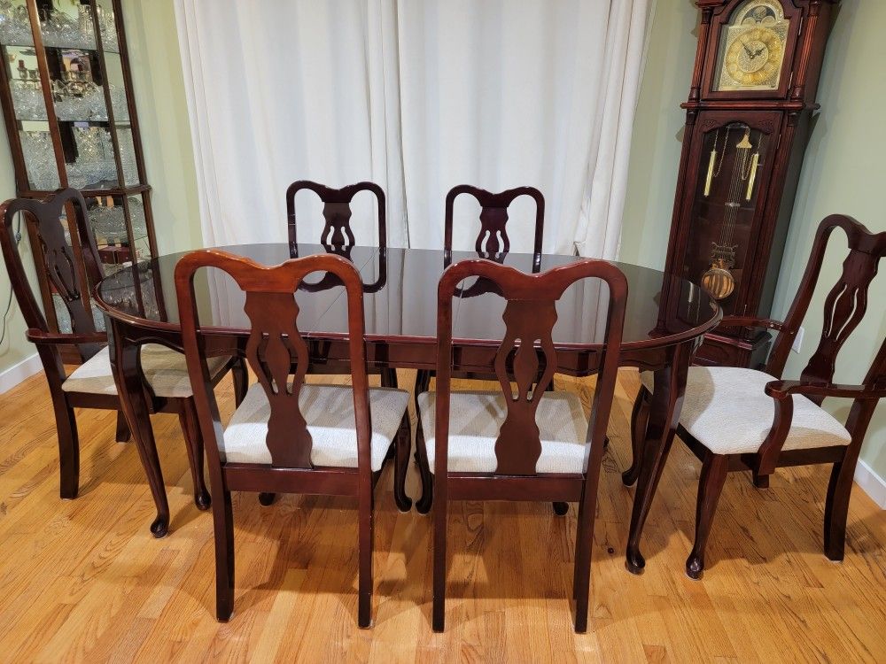 Queen Anne style cherry dining room table and 6 chairs 