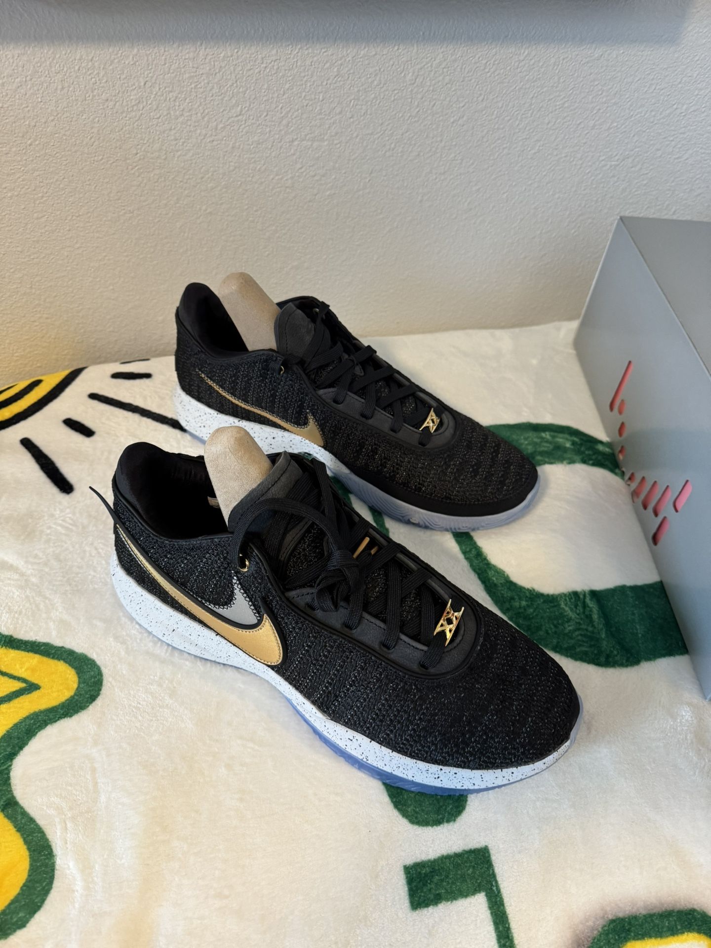 Brand New In Box Nike LEBRON XX Shoes Black/ Metallic Gold -White <ens Size 13 DJ5423-003