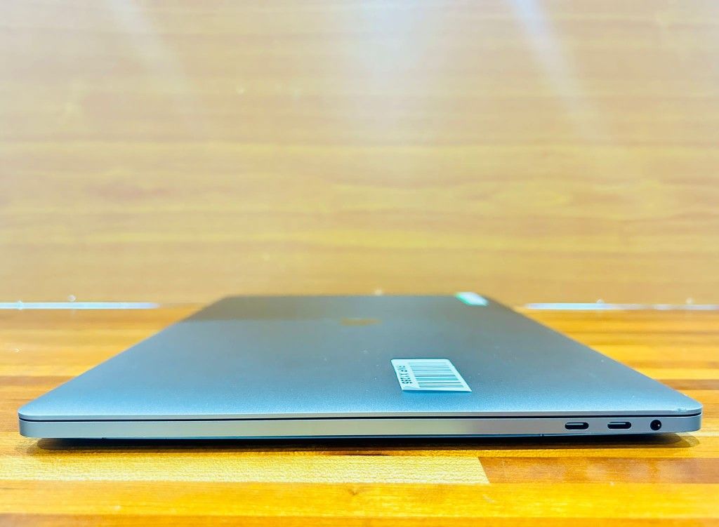  MacBook Pro 15” 2019 2.4Ghz 8-core i9 32GB RAM 500GB 4GB V-RAM