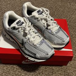 Women’s Nike Vomero 5’s Size: W 10 M /8.5