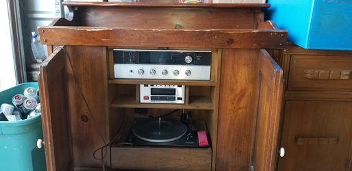 DRY SINK W/ MAGNAVOX STEREO RECEIVER, TURNTABLE, & TAPE
