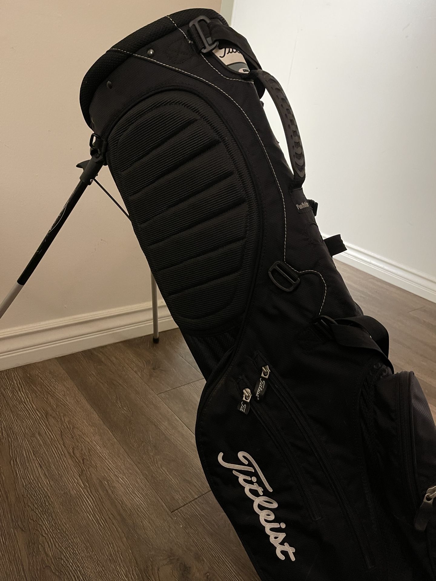 ゴルフバッグ　 TITLEIST SX56 Black Golf Bag w/ Kickstand And Storage for Sale in