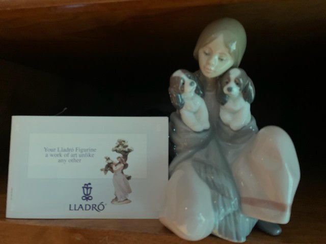 Lladro Daisa 1994 SNUGGLE UP Girl with Two puppies Figurine #6226  6”Tall
