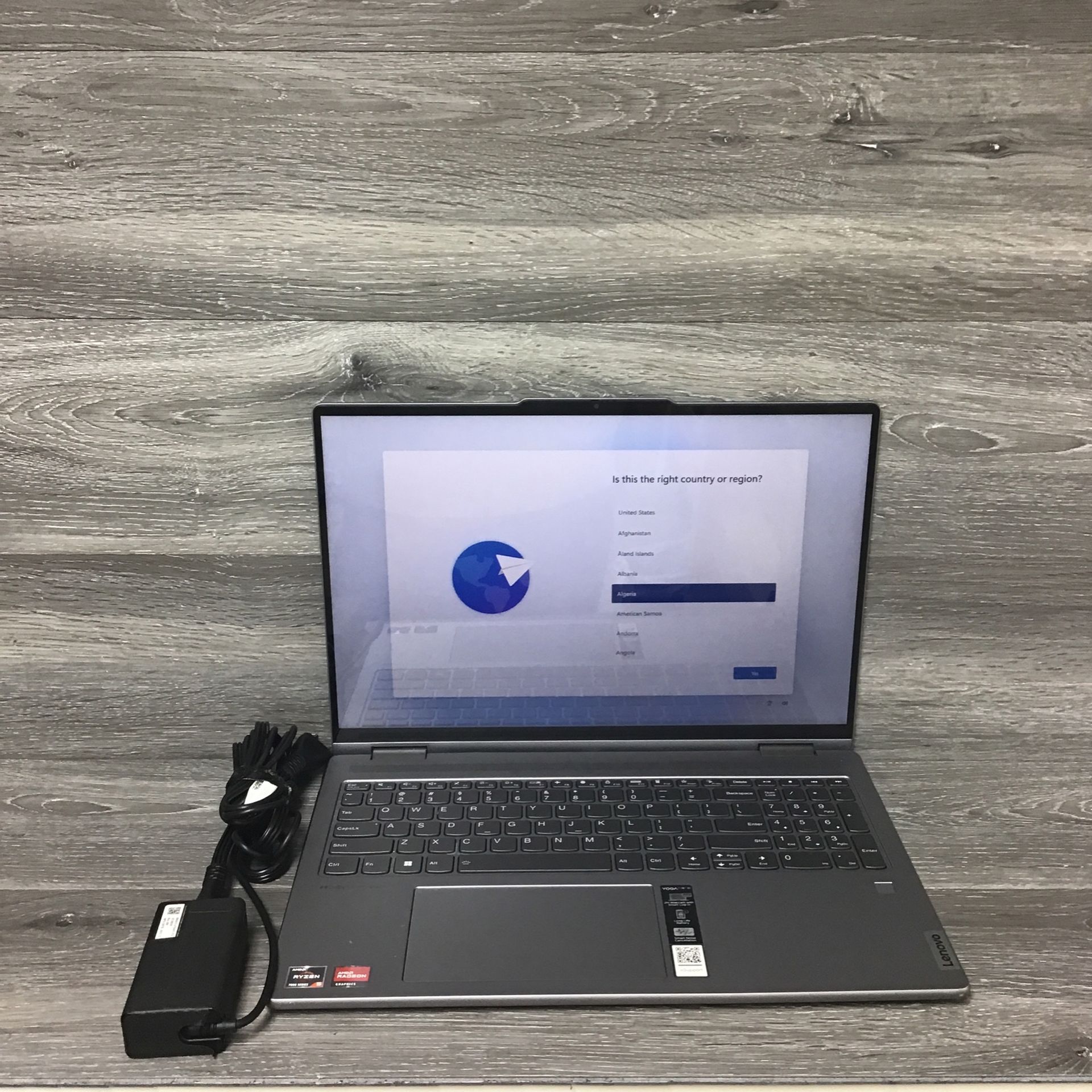 Lenovo Yoga 7 16ARP8 Ryzen 5 7535U 8GB 512gb SSD 2IN 1 Touchscreen Windows 11 Home