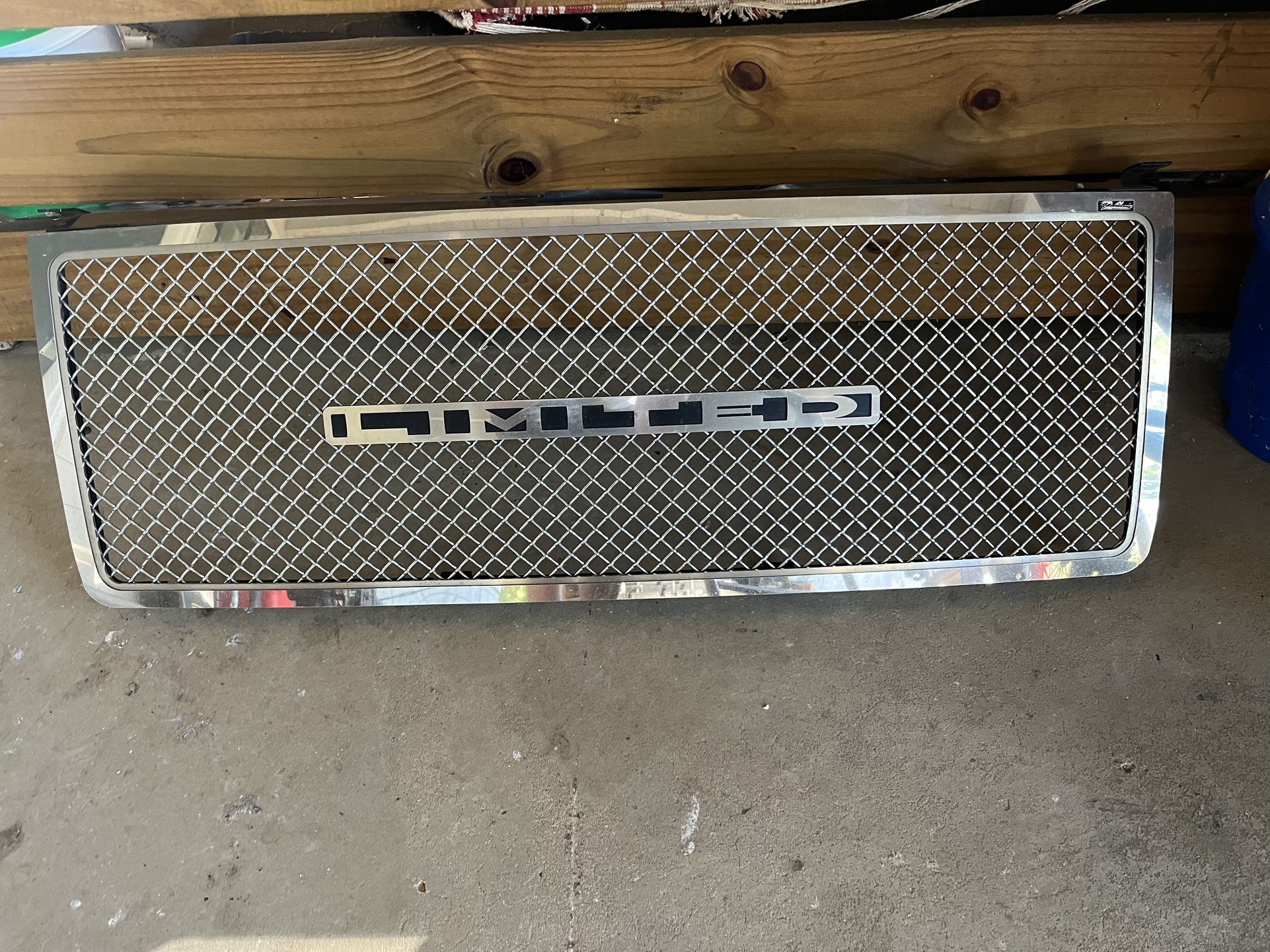 2006 Jeep Commander Grill