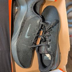 NIKE AIR ZOOM BELLA 7