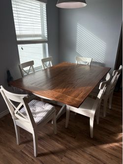 Dining Room Table and 6 Chairs