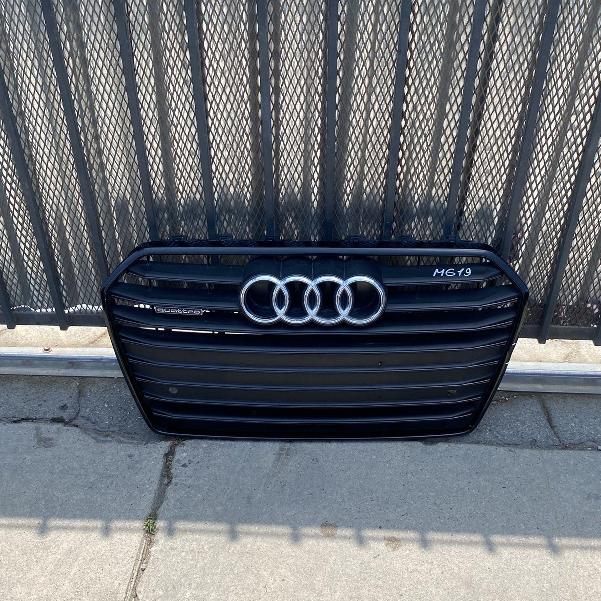 2016 2017 2018 AUDI A6 Front Center Grille 4G0853651AG OEM