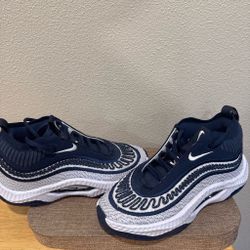 Boys size 5.5 Cosmos Nike