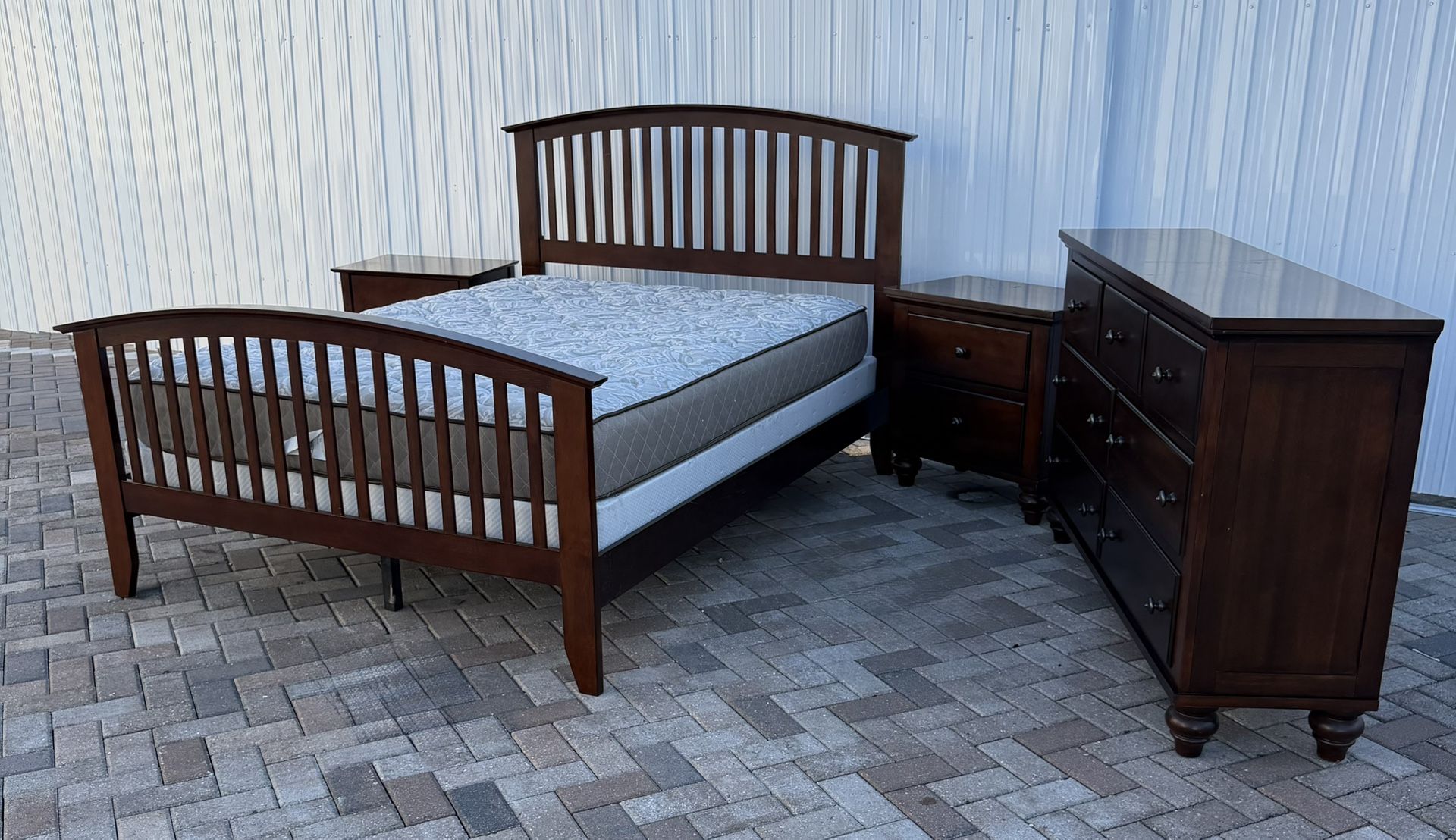 Beautiful Queen size bedroom set, mattress and boxspring included for free. Delivery available