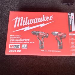 Milwaukee Drill Set Includes Battery And Bag