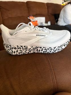 Brooks size 9 NEW