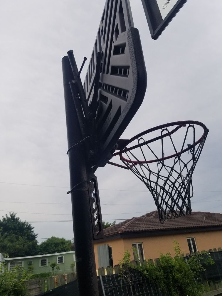 Basketball hoop quick adjust
