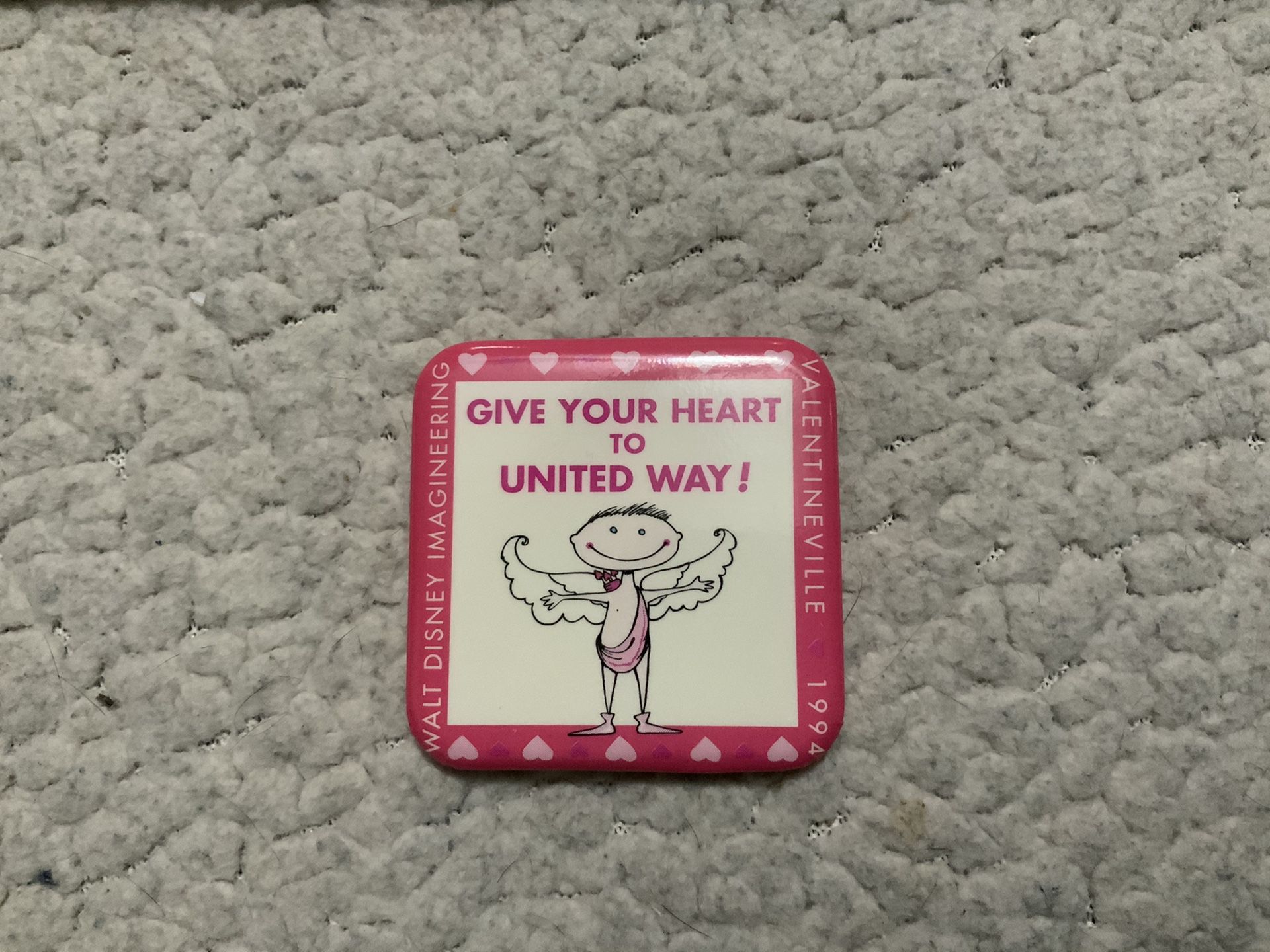 NEW RARE WALT DISNEY IMAGINEERING VALENTINE 1994 GIVE YOUR HEART TO UNITED WAY PIN (EXCELLENT CONDITION)