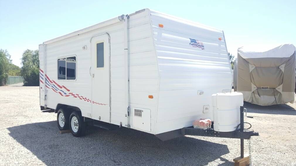 2005 American freedom toy hauler 20ft in good condition w/ Gen