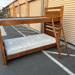 Solid wood twin size bunk bed with mattress/litera de madera solida tamaño individual con 1 colchon