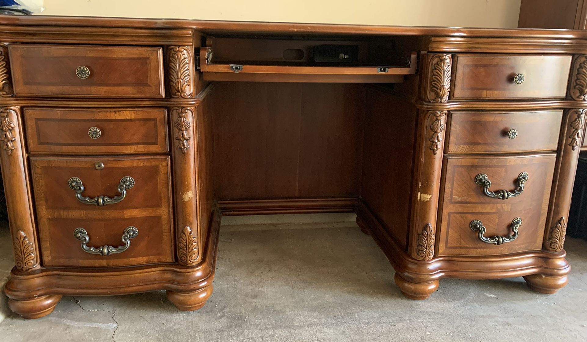 Executive Desk With Hutch 