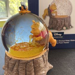 Winnie the Pooh Snow Globe 