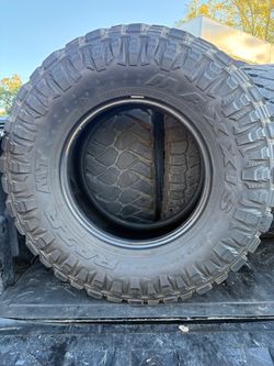 Maxxis Razr MT 35x12.50R17LT Mud Terrain Tire