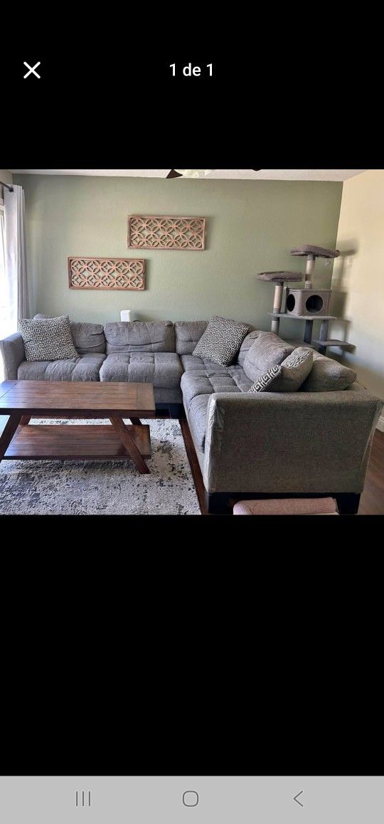 Couch Setcional Color Grey In Good Condition