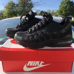 NIKE AIR MAX ‘95 - BLACK - SIZE 6Y