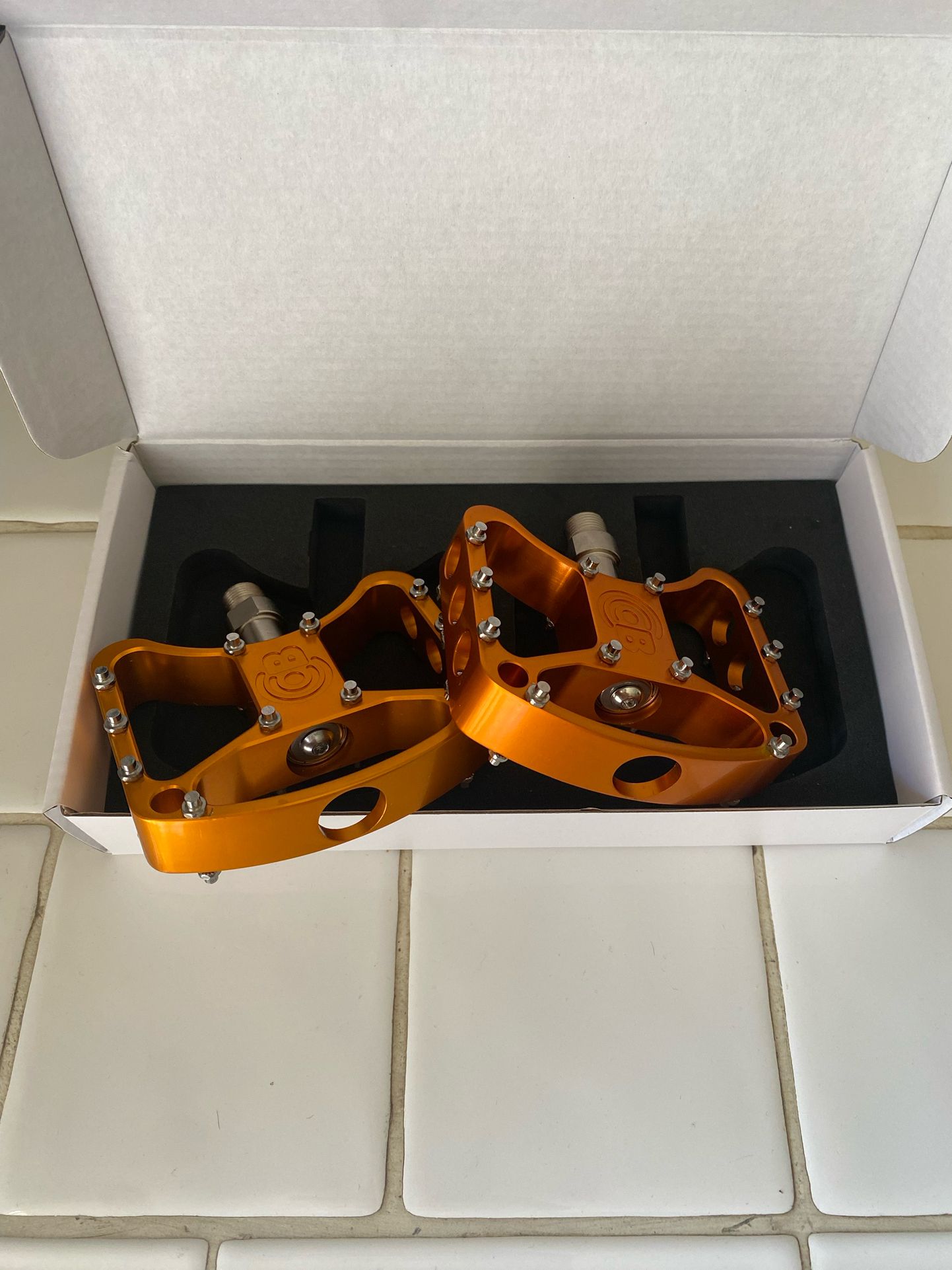 Bullseye Elite Pedals Gold Anodized Tiny Scratch