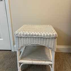 Small Whicker End Table (white)