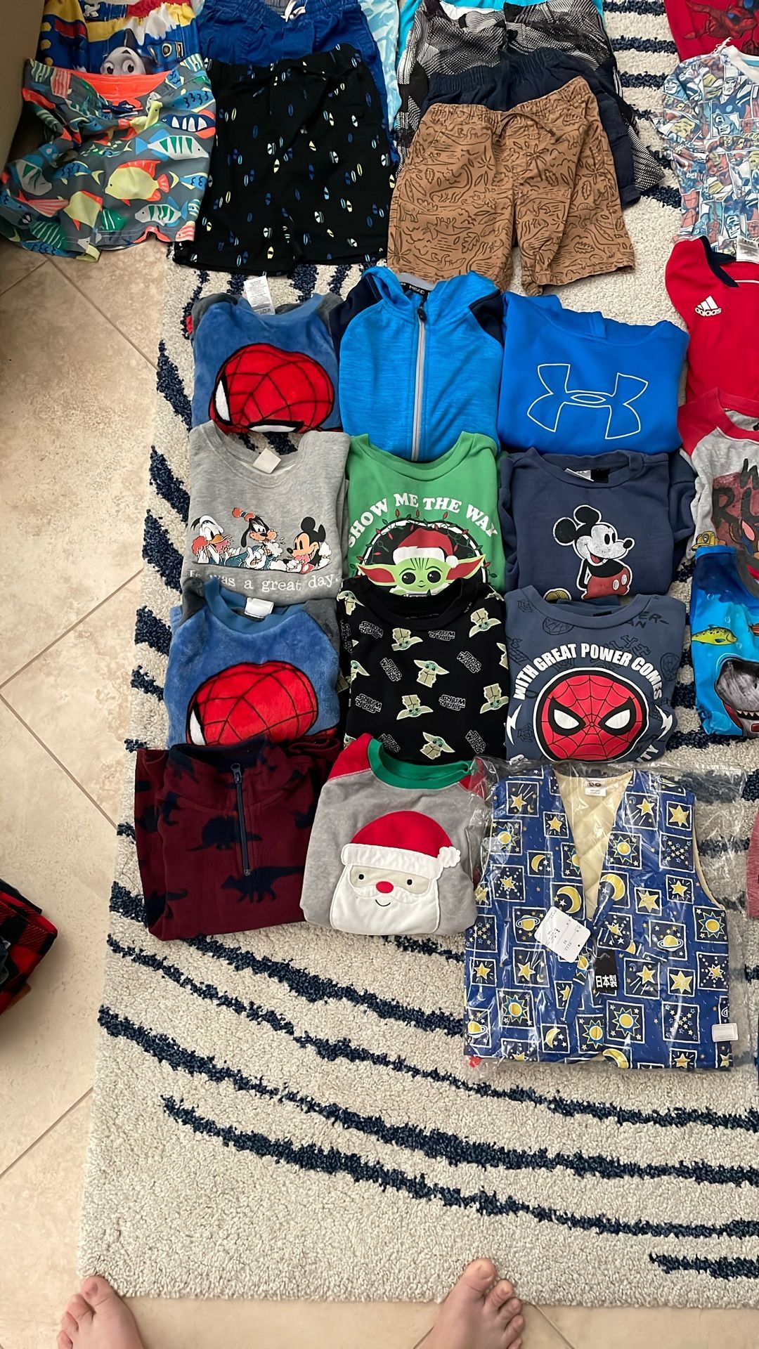 Boys Sweat Shirts 5-6T Excellent Condition
