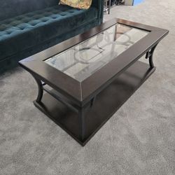 Coffee Table With 2 Matching Side Table. 