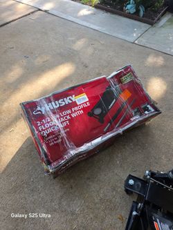 Husky 2 1/2 garage jack new $125 each one Price FIRM// Nueva PRECIO FIRME Cada Una $125
