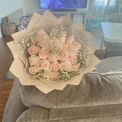Romo Bochon And Flower Vase arrangement
