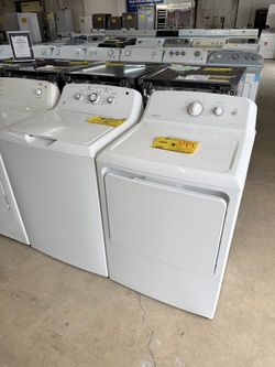 Hotpoint White washer and dryer set with warranty