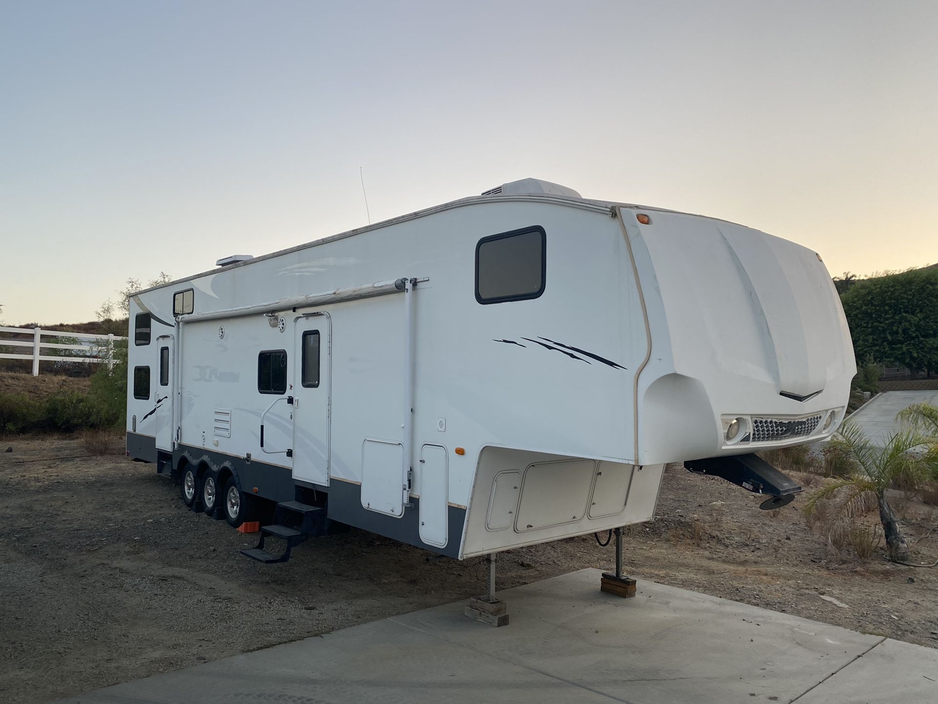 2008 Fuzion toy hauler