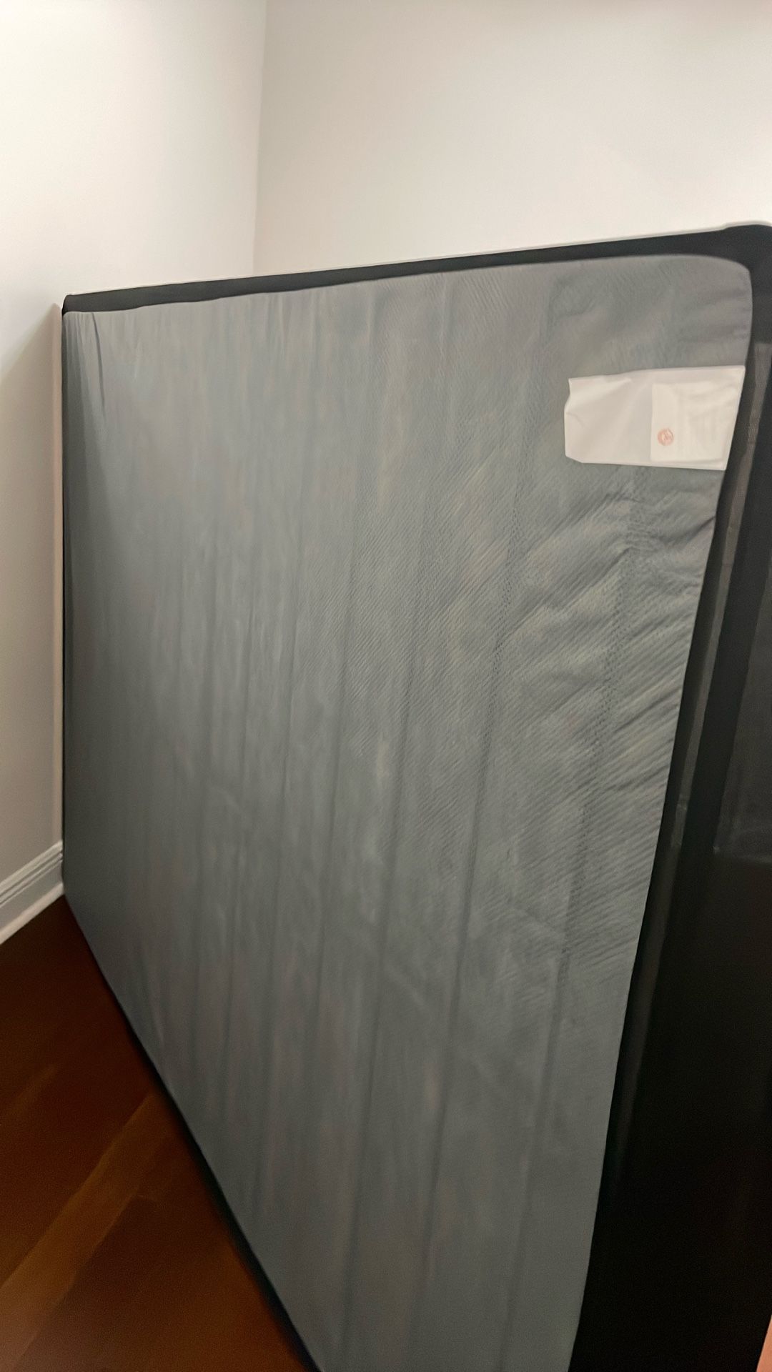 Queen-size Mattress Frame —airy