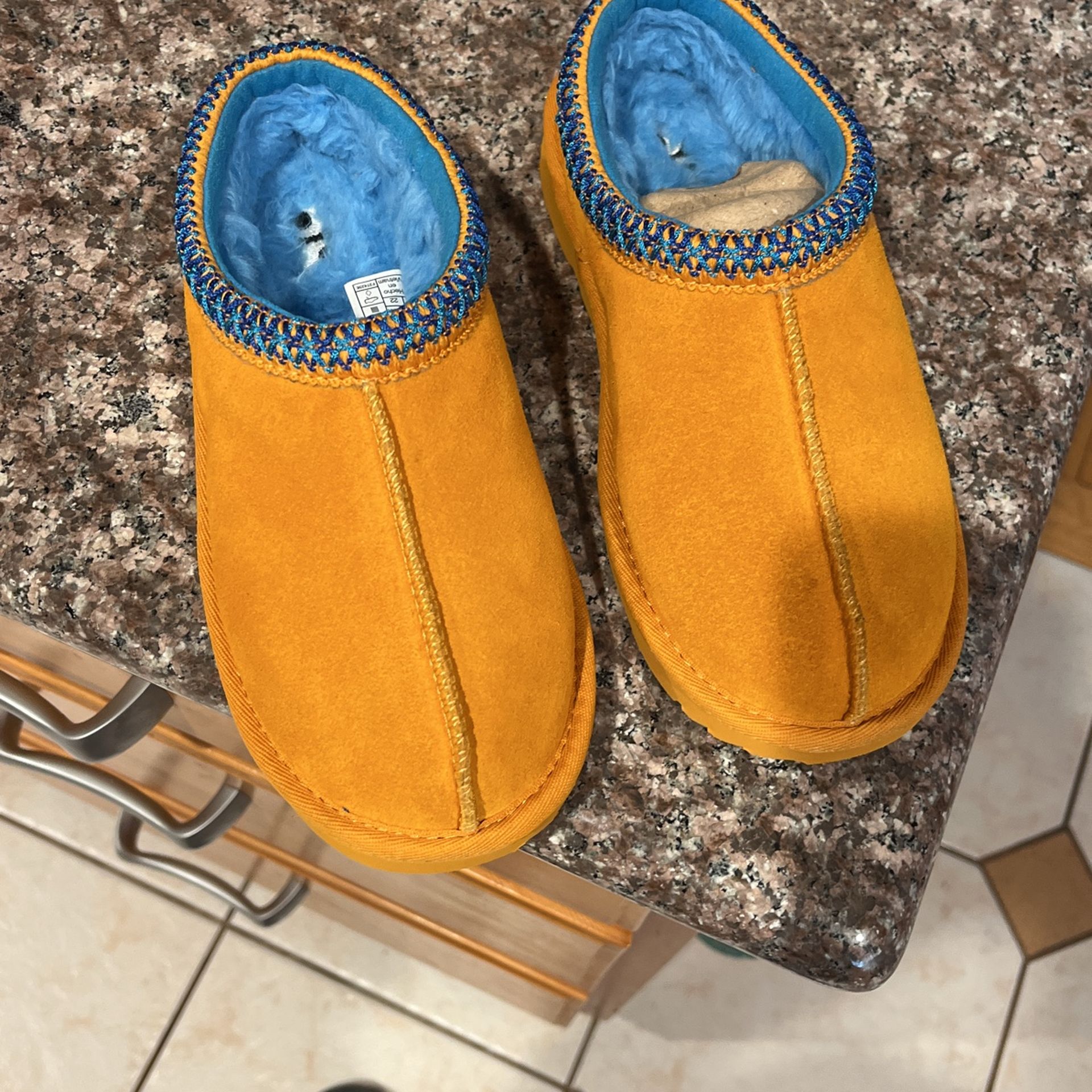Uggs limited edition NO BOX UGG Women Limited Edition Short Serape Sz 9 Twinface Boot  main image 2