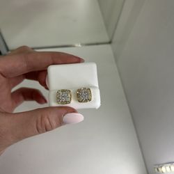14kt gold square shape with natural diamonds 4grams