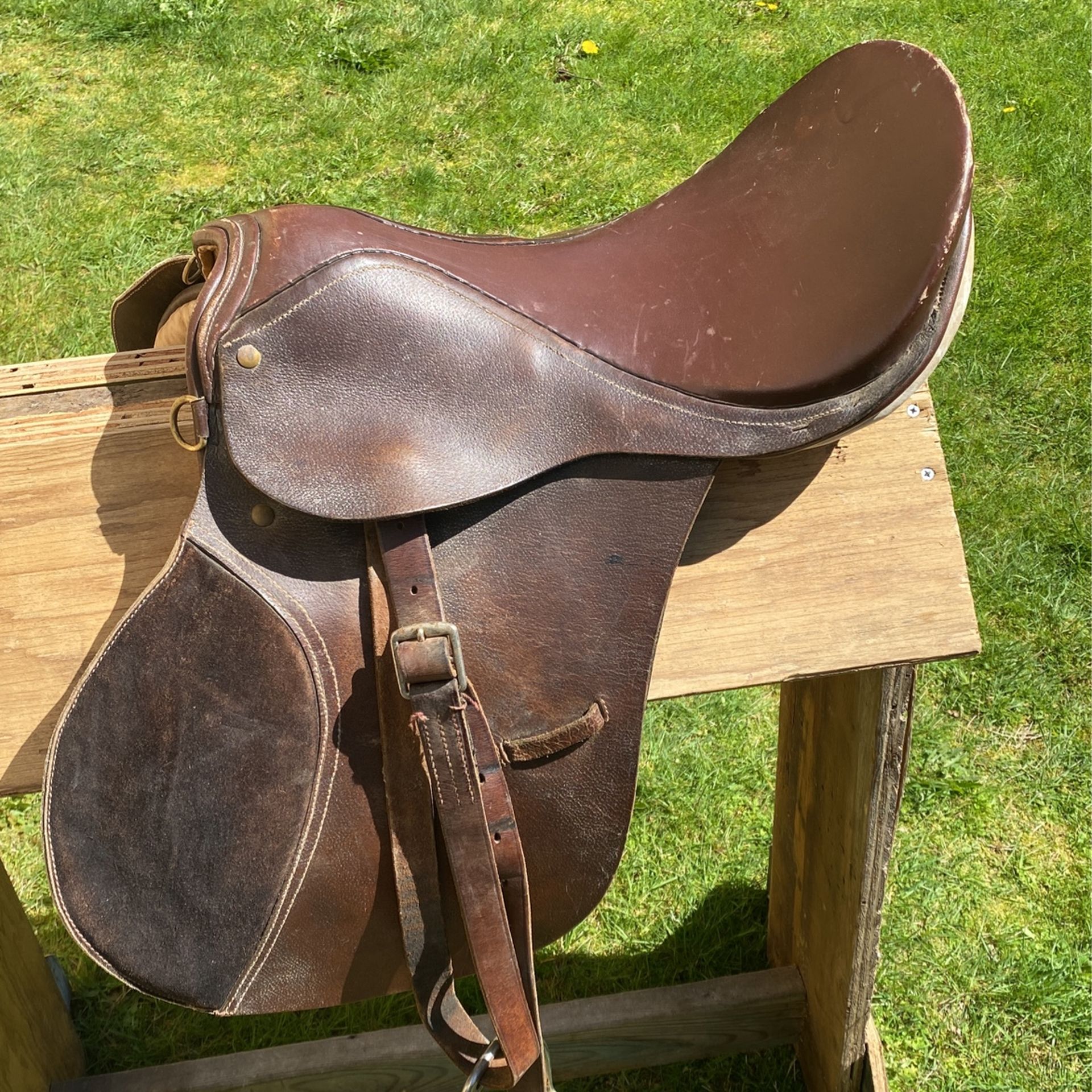 English Saddle With Stirrups — 18 Inch