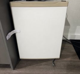 Mini fridge