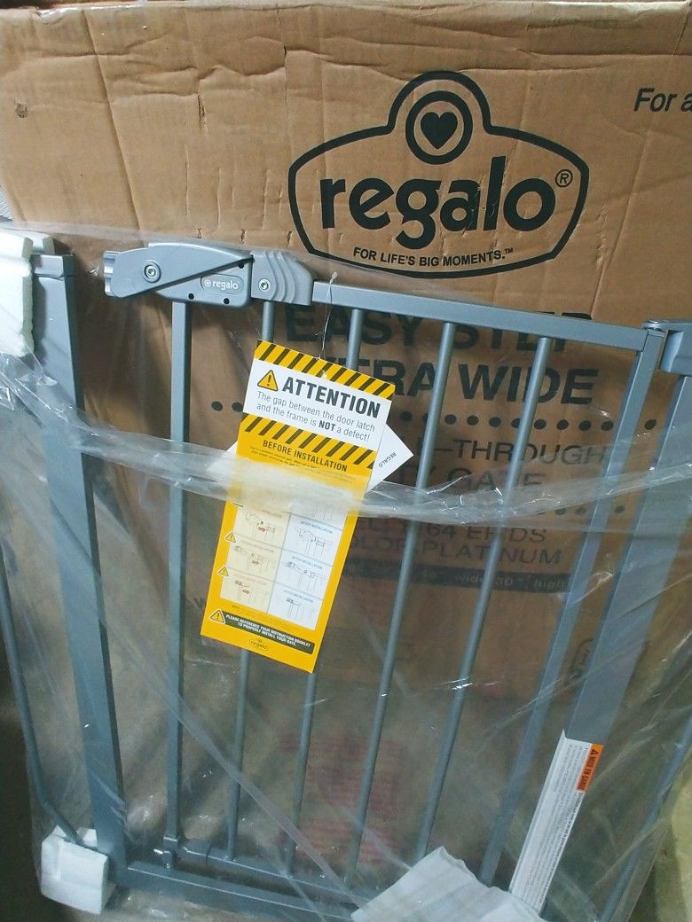 New Regalo Extra Wide Walk-Through Baby/Pet Gate