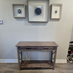 Farmhouse Rustic Console Entryway Table with 2 Drawers. In Excellent condition