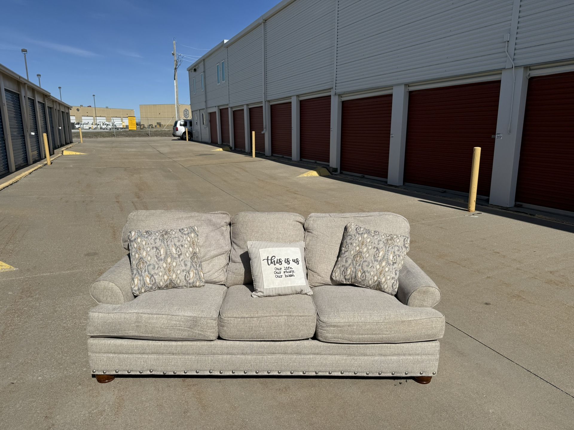FREE DELIVERY 🚚🚛🚚 awesome Couch