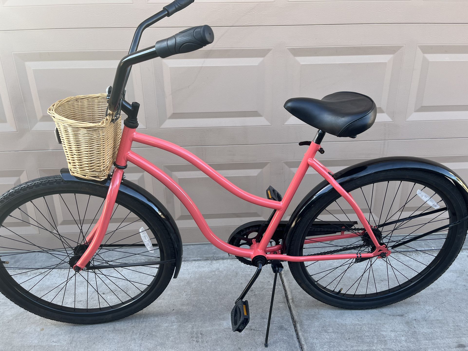 SCHWINN WOMENS BEACH CRUISER BIKE. (L) 26"x2.35. single Speed. EXCELLLENT CONDITION WITH FRESHLY TUNE UP 👌🏼