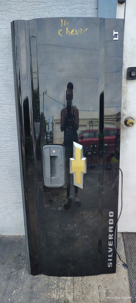 2014 Black Chevy Silverado Tailgate 