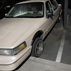 Lincoln Town car 97 pearl white 13s daytons spoke rims